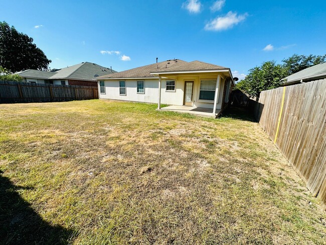 Building Photo - Check out this SWEET 4 bed/2 bath home!