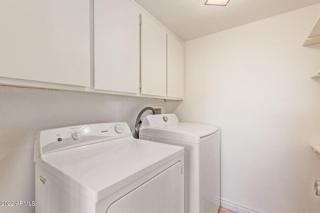 Building Photo - Great Location in Scottsdale!  2 bedroom, 1.5 bath, community pool