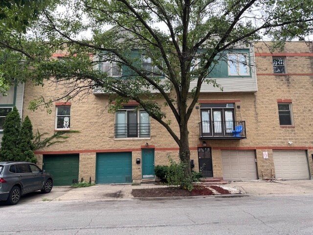 Building Photo - 616 N Paulina St