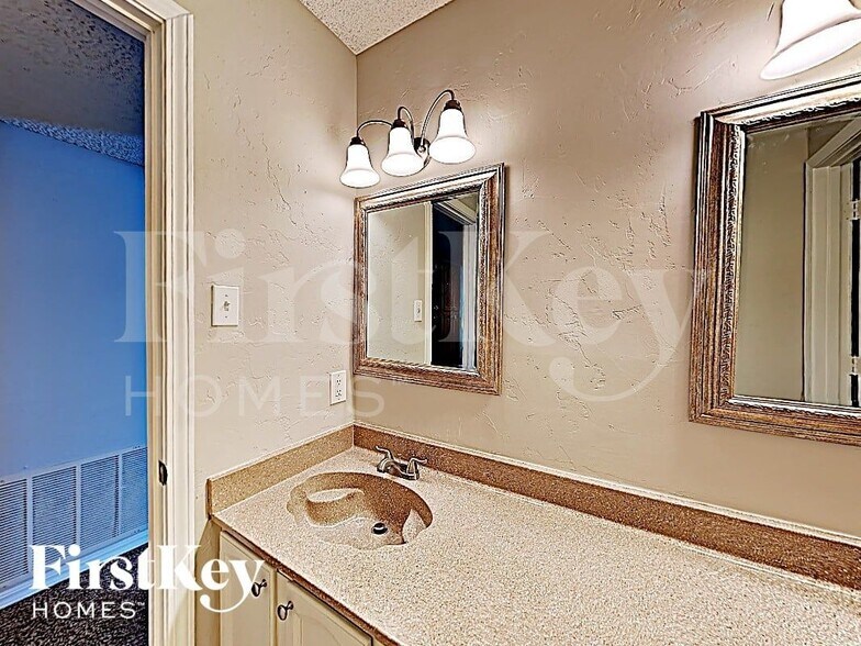 Building Photo - 6001 Ponderosa Trail Ct