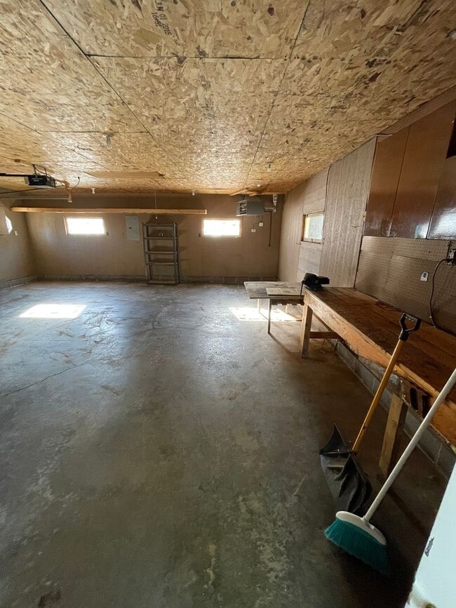 Building Photo - AVAILABLE NOW - 2 Bedroom, 1 Bath Two Harb...