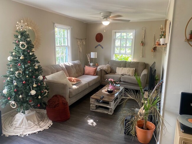 Building Photo - Available June 2025 - 2nd floor apartment ...