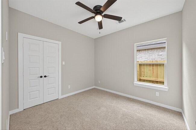 Building Photo - 1107 Lyle W Ave