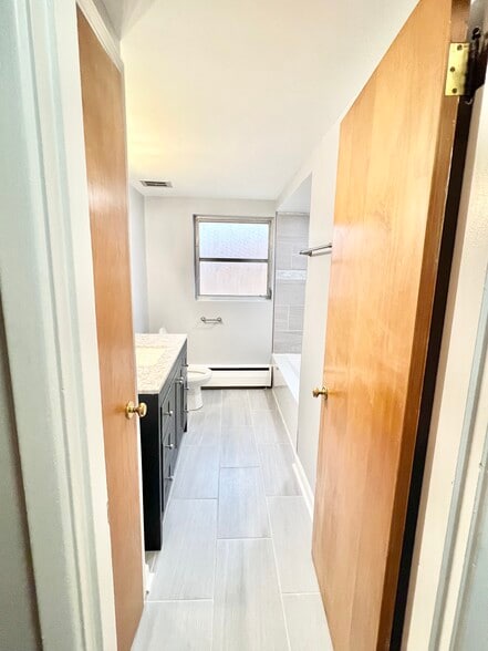Bathroom entry - 2385 Van Leunen Dr