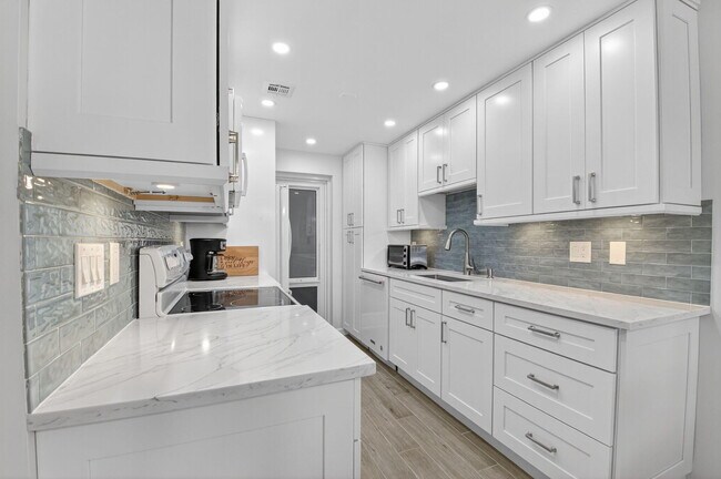 Building Photo - 3100 S Ocean Blvd