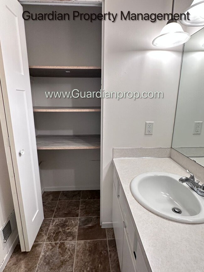 Building Photo - Renovated Burnsville Town Home, 2 Car Garage, W/D in Unit, Walk Out Patio, Dishwasher