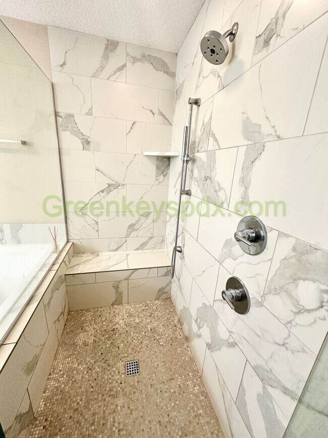 Building Photo - Gorgeous, Custom-designed 4-Bedroom Contemporary Townhouse on 3 Levels