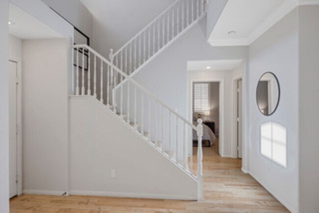 Building Photo - SE!! Pebble and Pollock!! Crystal Springs!...