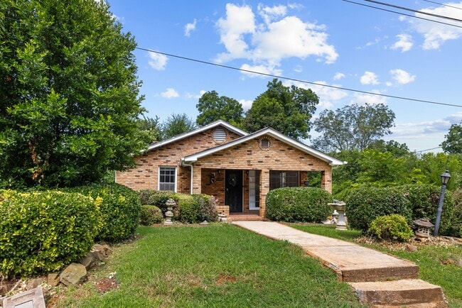Building Photo - Charming 3 Bedroom, 2 Bathroom house