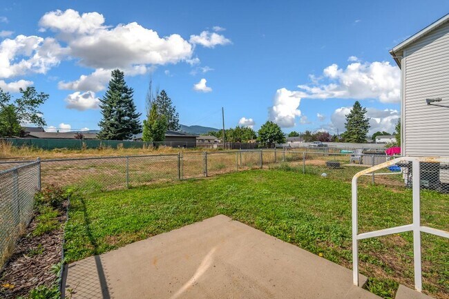 Building Photo - 3 bed 2 bath duplex with sprinkler system