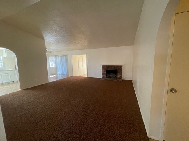 Building Photo - Hesperia-Refurbished- 3 Bedrooms, 2 Bathrooms + Den or Office, Large Property