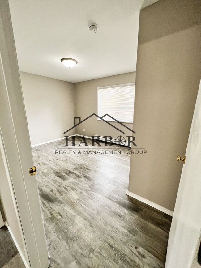 Building Photo - 2 Bedroom 1 Bath - Ask us about our specials!