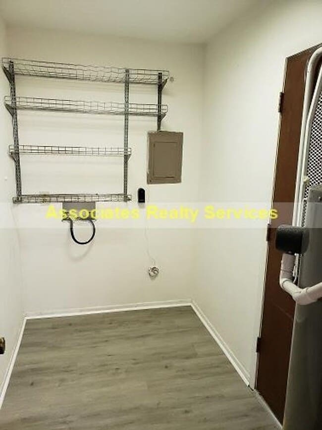 Building Photo - Sublease This Newly Renovated 2 bedroom wi...