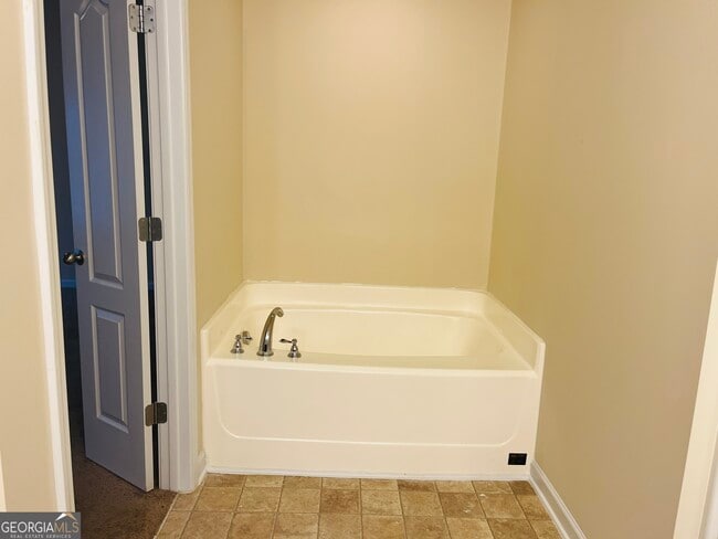 Building Photo - 233 Bobbie Way