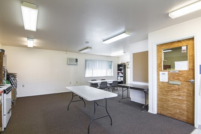 Building Photo - 1220 W 8th St