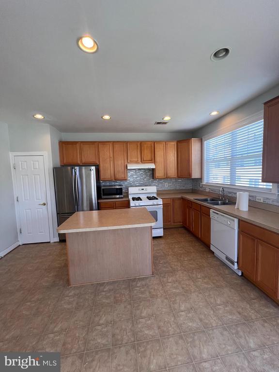 Building Photo - 8234 Glade Bank Dr