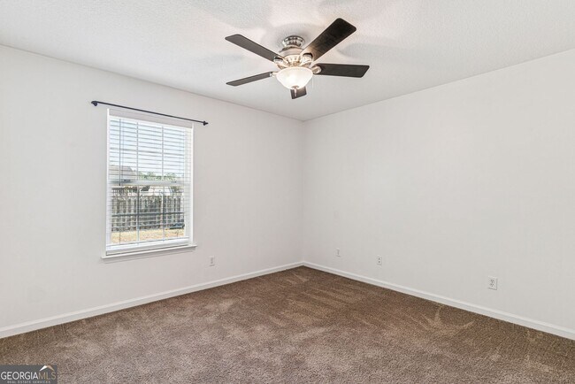 Building Photo - 3BR/2BA with a Fenced Back Yard