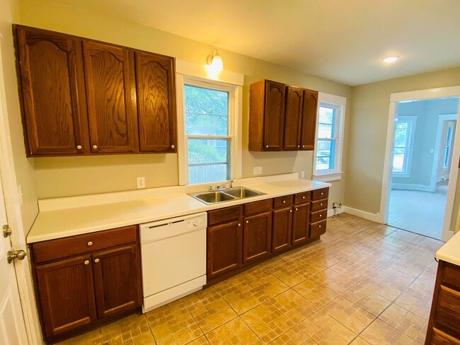 Building Photo - COMING SOON: Spacious 3 Bedroom 2 Bathroom...