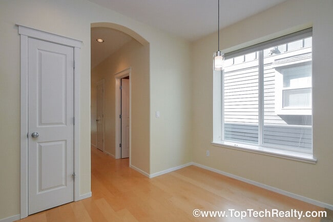 Building Photo - Fabulous 3 BD* 2.5 BA In Popular Arbor Reserve Townhome Community! **Minutes From Tanasbourne Sho...
