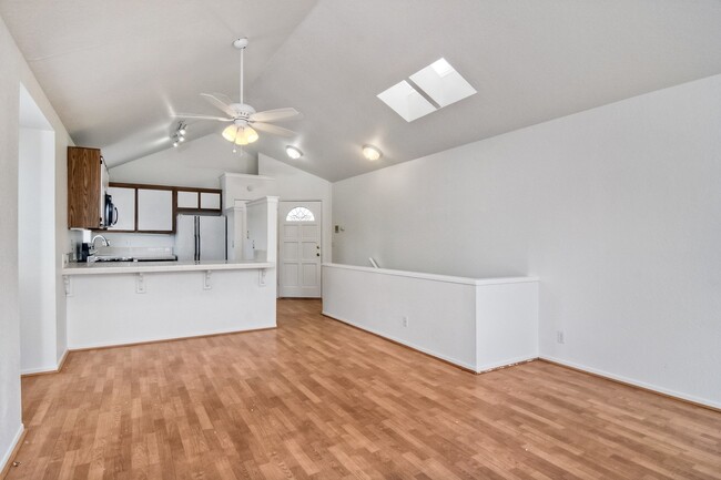 Building Photo - Cute 2 Bedroom Condo Steps Away from Endle...
