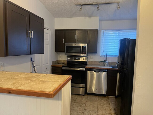 Building Photo - 2bed/2bath Townhome in Quiet Neighborhood