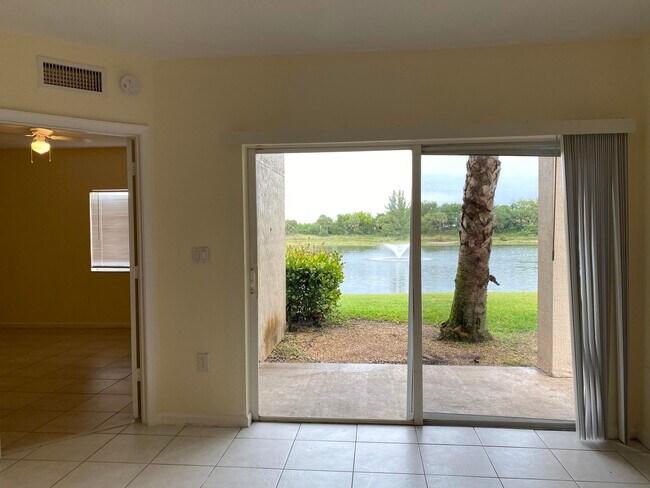 Building Photo - 1157 Golden Lakes Blvd