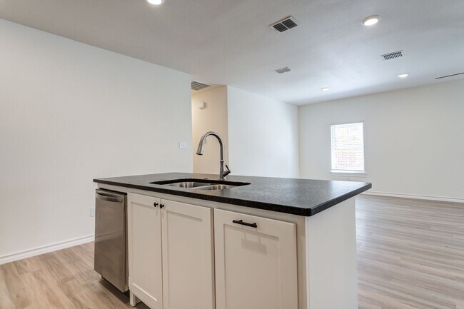 Building Photo - AVAILABLE FOR PRELEASE - 3 Bedroom Townhome in Escondido - Frenship ISD