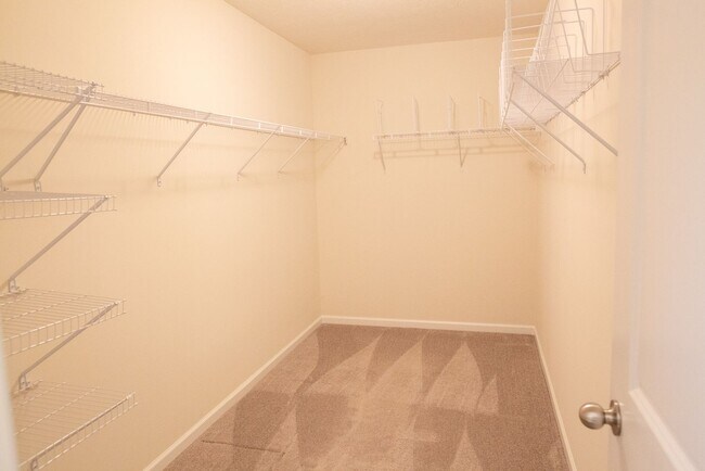 Building Photo - 2845 Beechwood Dr