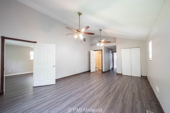 Building Photo - 3748 N Hawthorne Ln