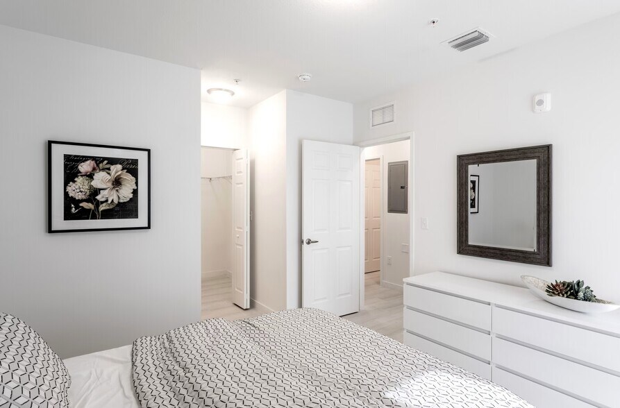 Building Photo - 407 W 77th St