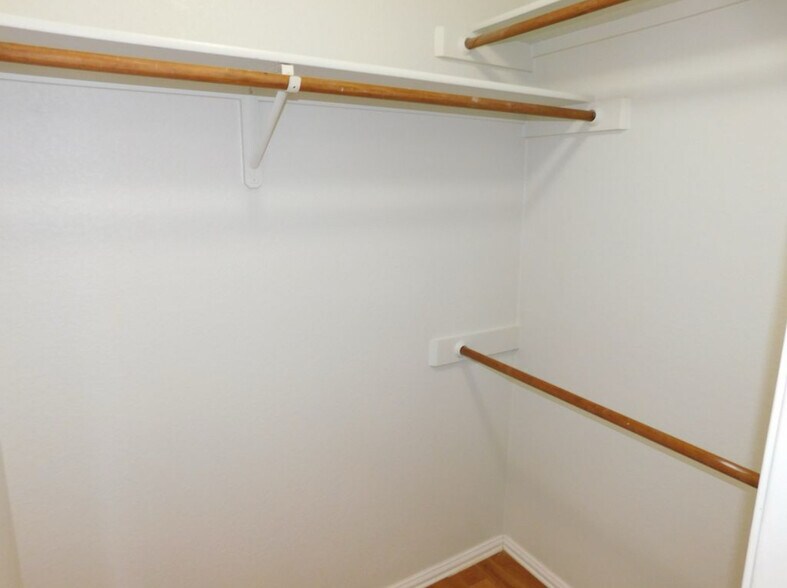 Building Photo - 703 Thrush Dr