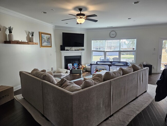 Building Photo - Beautiful unfurnished 5 Bedroom 3 Bath home in The Preserve at Tidewater Sneads Ferry