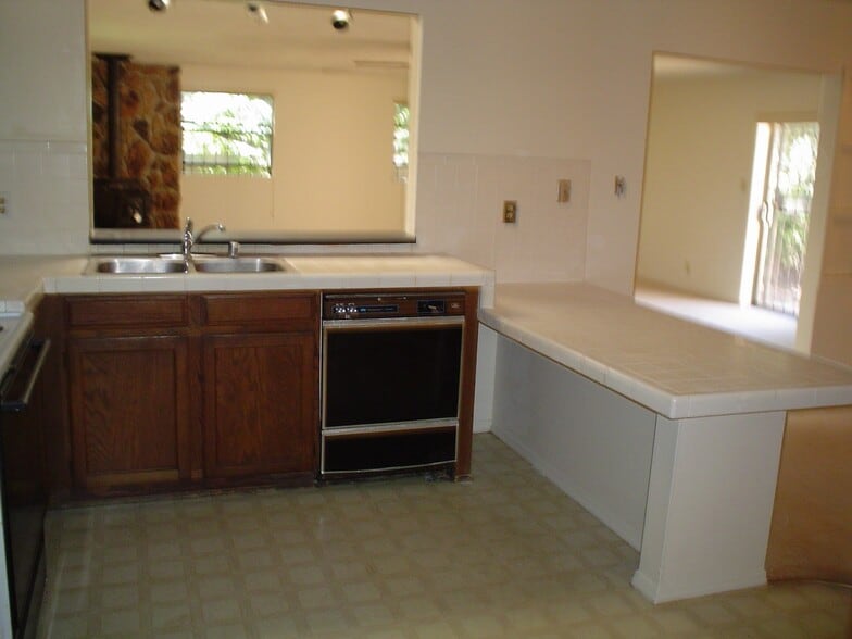 Kitchen - 7204 Avenida La Costa NE