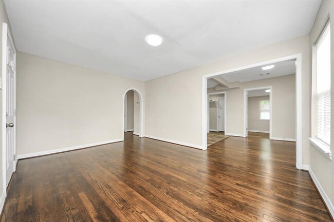 Building Photo - 608 Thomas Ave