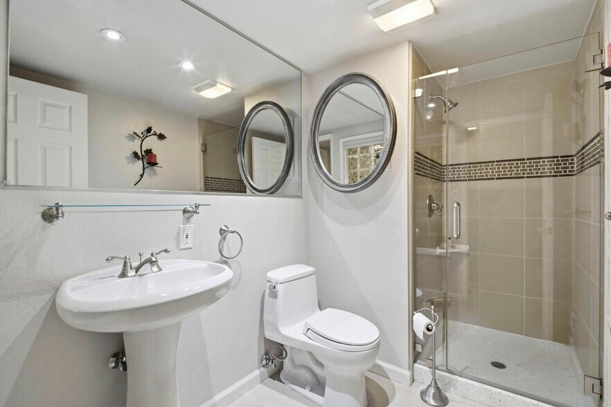 Building Photo - 6001 Castlebrook Dr