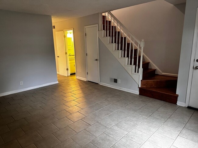 Building Photo - Sylvan Park Townhouse