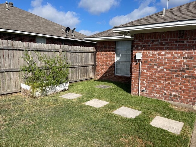 Building Photo - College Station - 3 bedroom/2 bath Duplex ...
