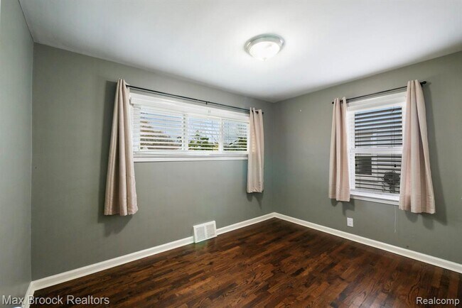 Building Photo - 3602 Elmhurst Ave