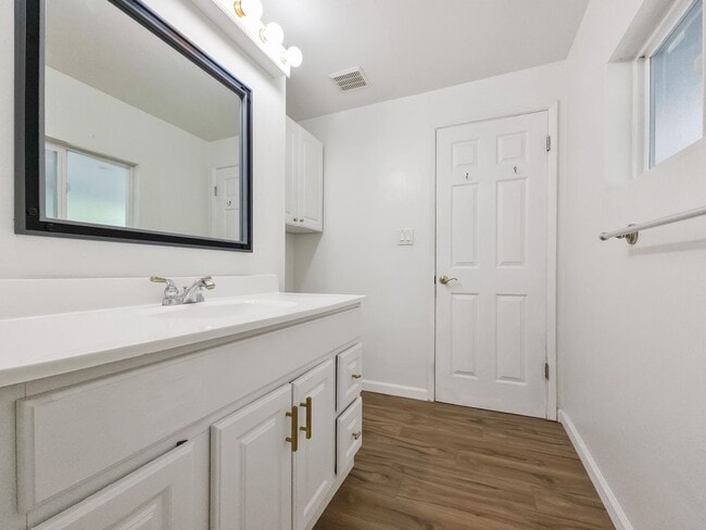 Building Photo - New Kitchen!! Beautiful family home w/extra room/close MS,Trader Joe's, and highway