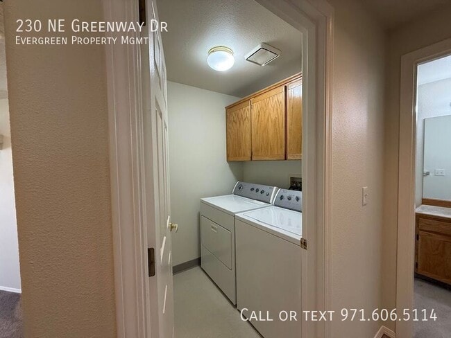 Building Photo - 230 NE Greenway Dr