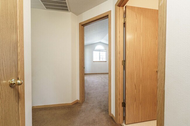 Building Photo - $500 Off Move In Special - Comfortable 3-B...