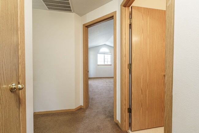 Building Photo - Comfortable 3-Bedroom Townhouse with A/C, ...