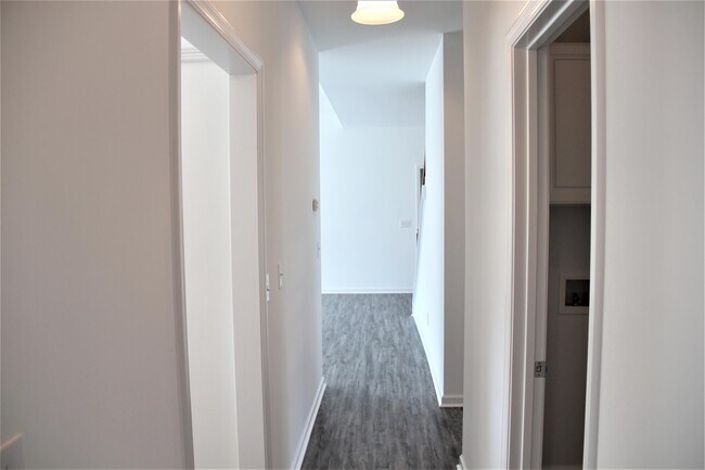 Building Photo - 205 Queenswood Blvd