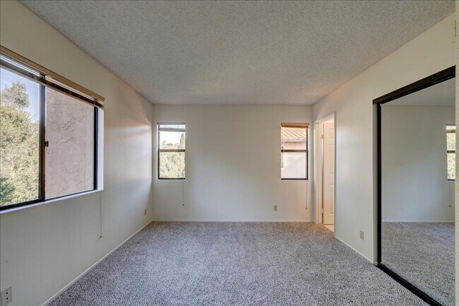 Building Photo - Beautiful End-Unit Townhome Centraly Located