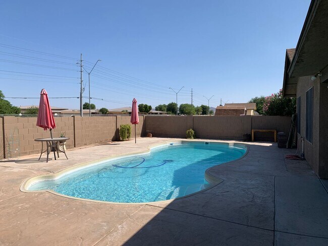Building Photo - 4 BEDROOM POOL HOME!
