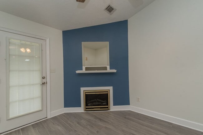 Building Photo - $1750 - Updated 3 bed/3 bath house conveni...