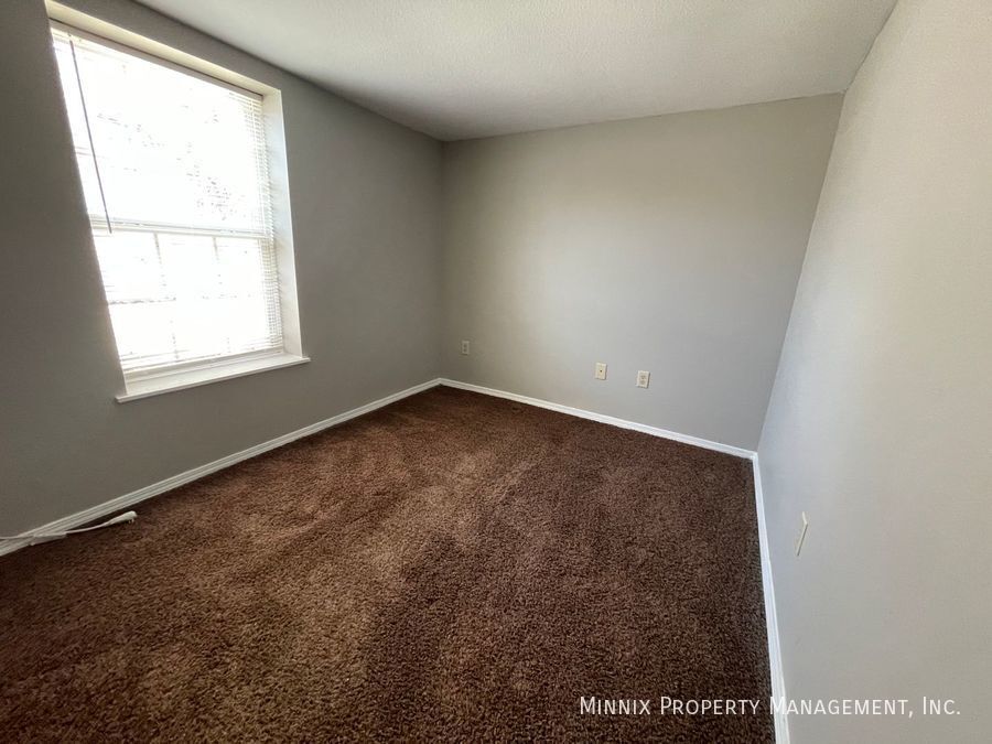 Building Photo - 1402 5th Ave