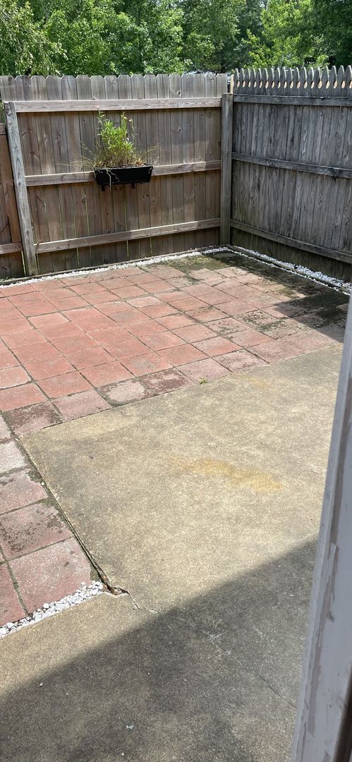 Building Photo - 2 Bedroom 1.5 Bath Townhome