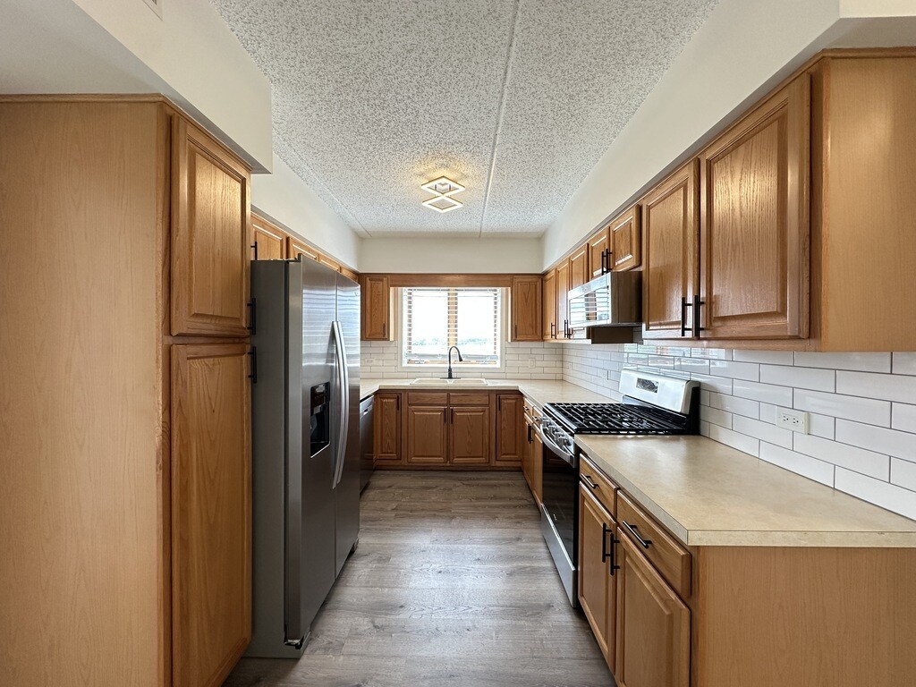 Building Photo - 5555 N Cumberland Ave