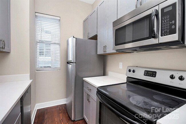 Building Photo - 2040 Atherton Heights Ln